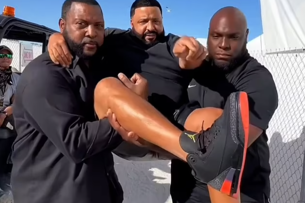 DJ Khaled și-a pus bodyguarzii să îl care până la scenă, ca să nu-și murdărească încălțămintea. VIDEO