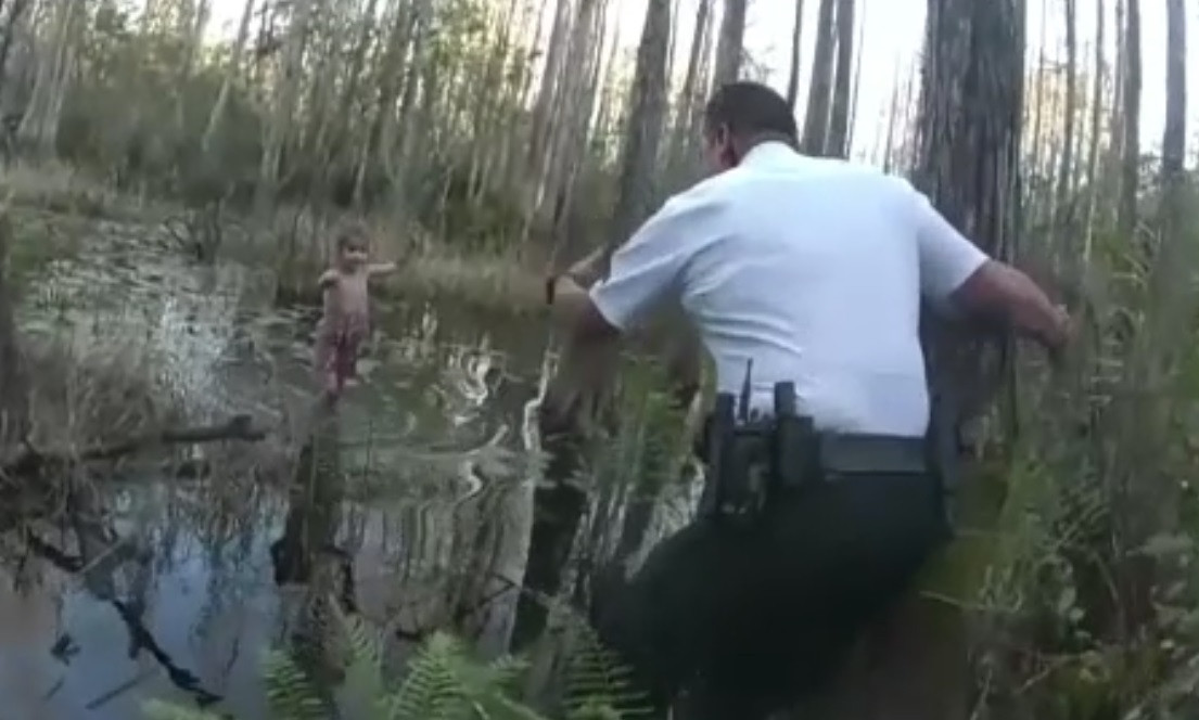 O fetiță de 5 ani dată dispărută, găsită în siguranță într-o pădure din Florida, după ce s-a pierdut într-o mlaștină