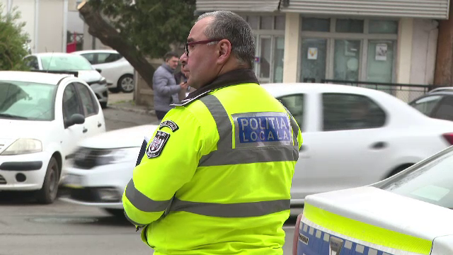 Un șofer din Galați supărat că i s-a cerut să mute mașina parcată greșit l-a luat pe capotă pe polițist și a fugit