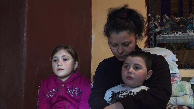 La 10 ani, Ștefania își dorește măcar lemne de foc, să nu le mai fie frig fraților. Drama unor copii din Iași