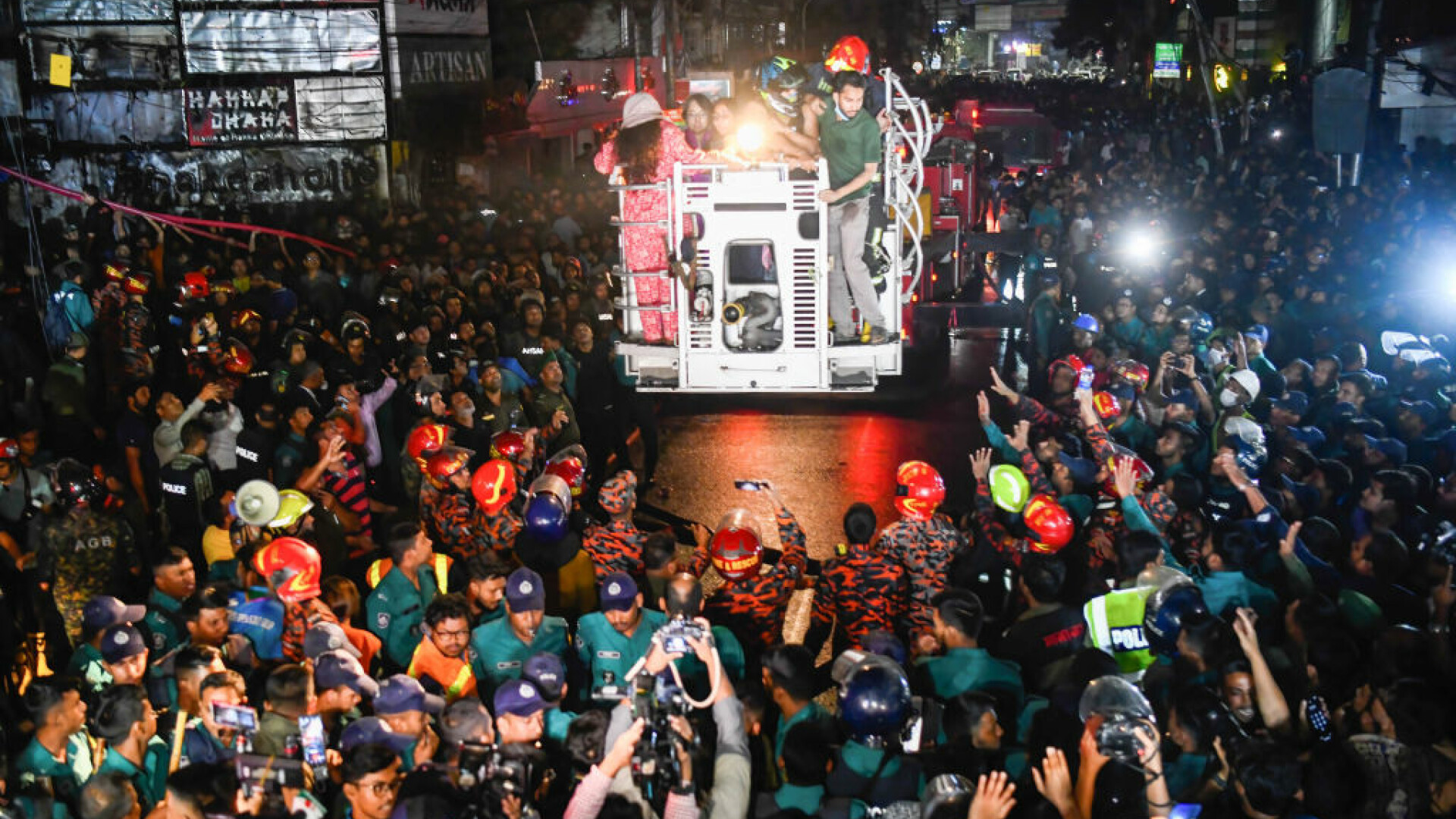 Peste 40 de oameni au murit într-un incendiu devastator, în Bangladesh. Un mall de șase etaje a luat foc. VIDEO