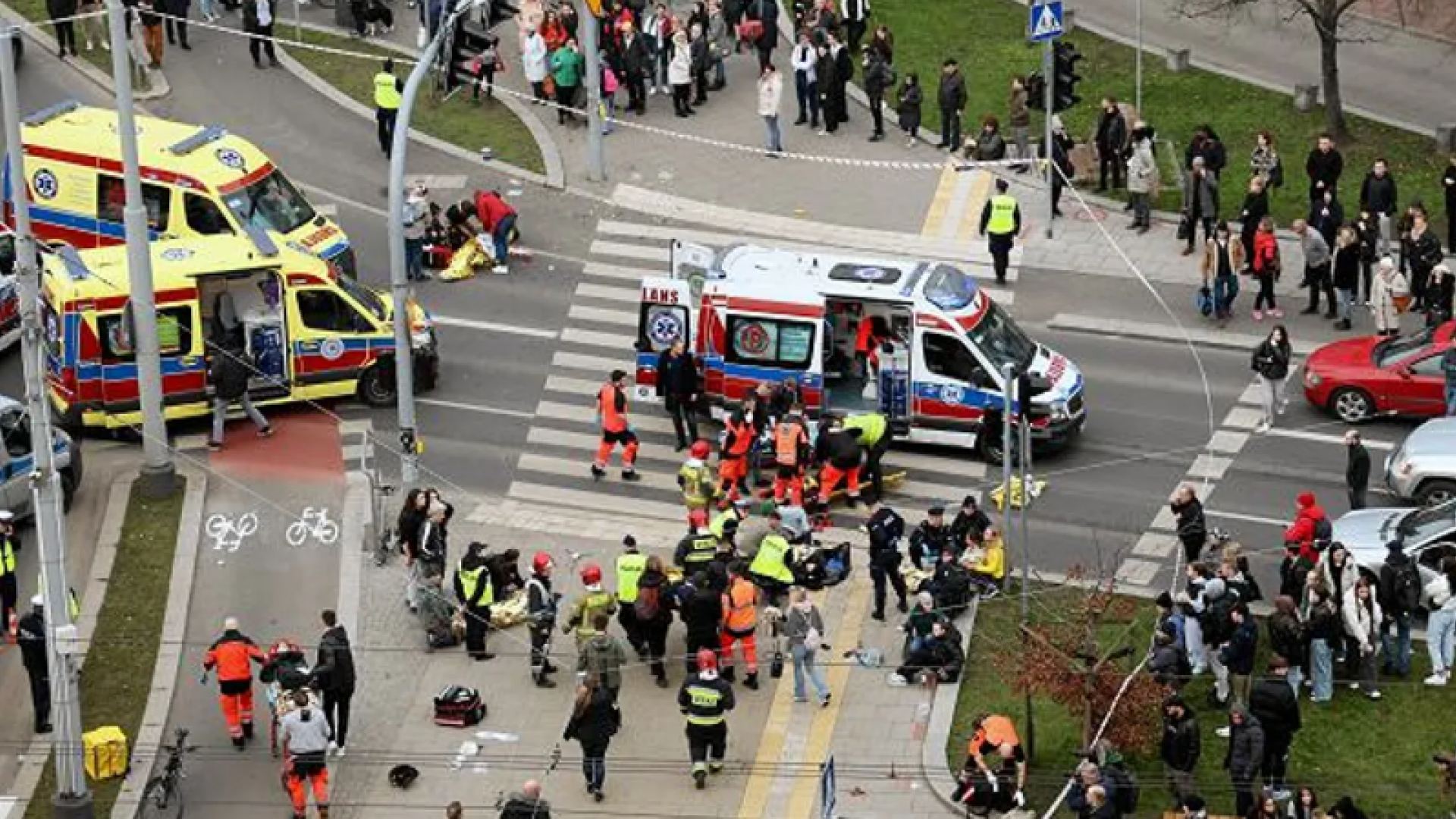 O mașină a intrat în plin în oamenii care traversau o stradă din Polonia. Cel puțin 19 persoane sunt rănite. VIDEO