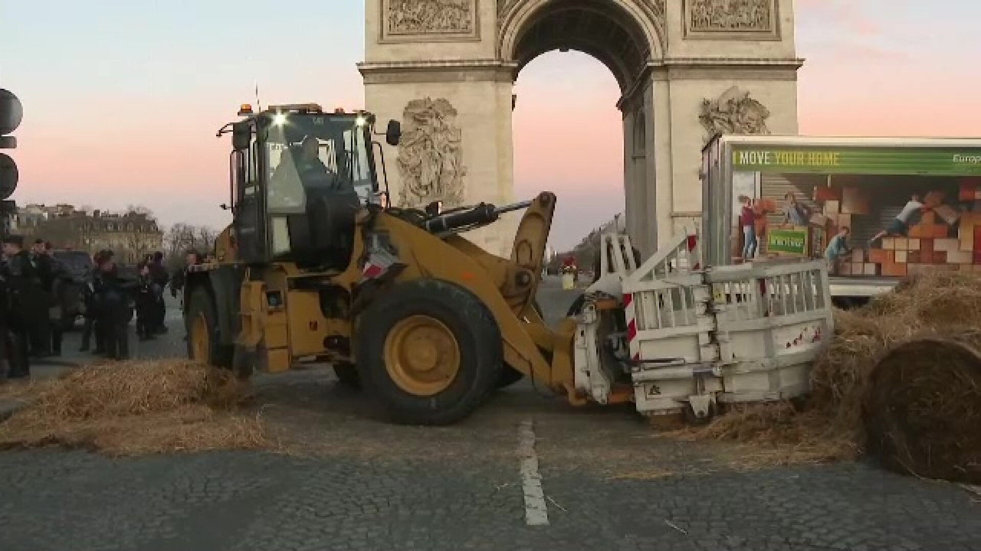 În Paris, fermierii continuă protestele. Agricultorii s-au instalat în fața Arcului de Triumf cu baloți de paie și tractoare