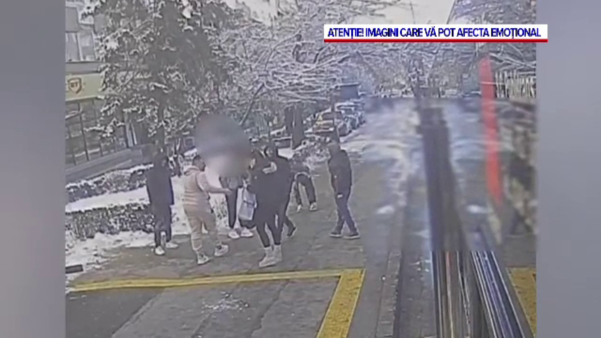 Bărbatul care a agresat o fată și a aruncat-o din autobuz, în Pitești, s-a predat după ce imaginile au ajuns publice