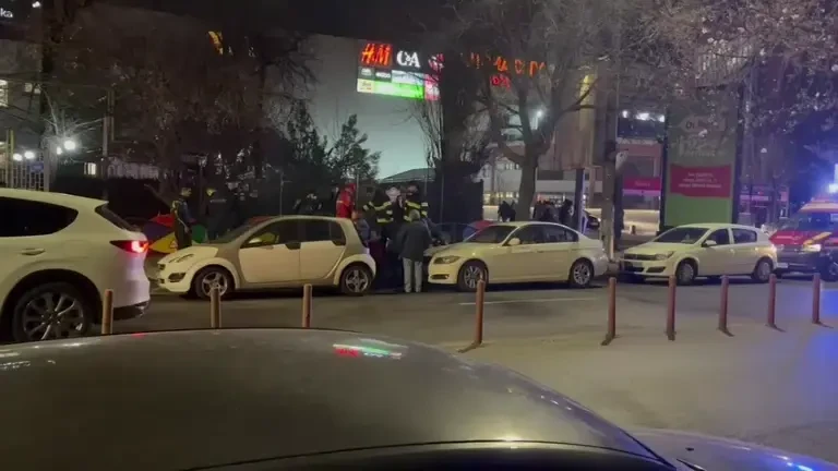 Un copil a fost lovit de o motocicletă în fața unui mall din București. Minorul are piciorul rupt și a fost dus la spital