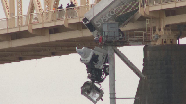 Operațiune de salvare spectaculoasă, în SUA. Cum au reușit pompierii să salveze un șofer care a ieșit cu TIR-ul de pe șosea