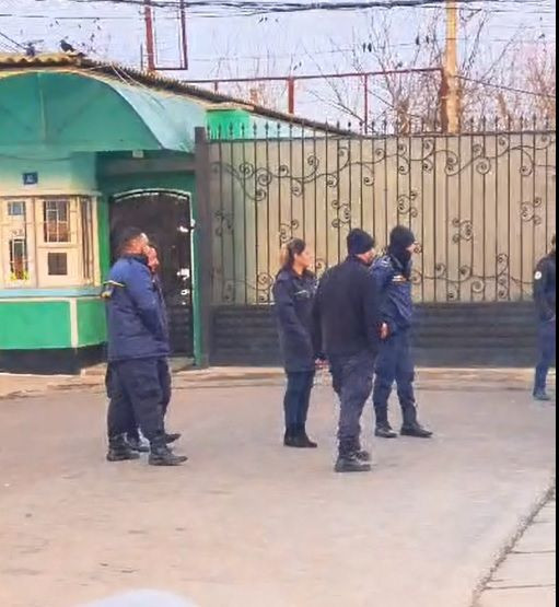 Gardienii petrec cu manele la maxim, chiar în fața Penitenciarului Poarta Albă VIDEO