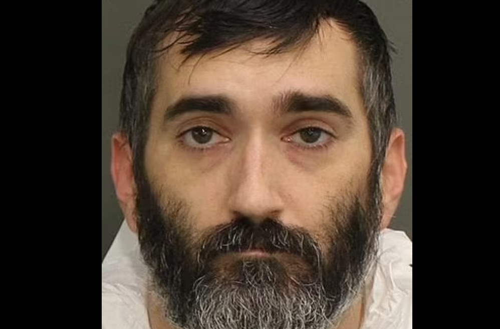 Trupul unei fete de 13 ani, găsit într-o pădure. Ar fi fost ucisă de iubitul mamei