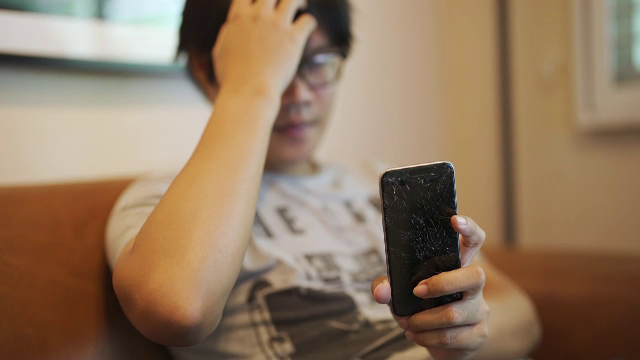 Paradoxul din era comunicării. Mulți tineri din Generația Z se tem să răspundă la telefon ori să sune pe cineva