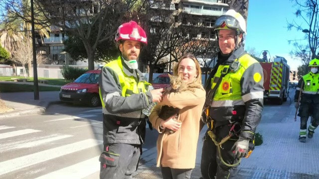 Motanul Coco a scăpat cu viață din incendiul mistuitor care a avut loc în Valencia. A fost găsit la etajul 13