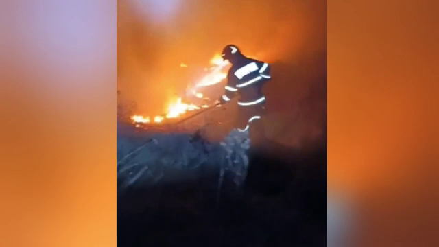 Pompierii din Mureș s-au luptat ore în șir pentru a stinge un incendiu uriaș. A ars vegetația uscată de pe 20 de hectare