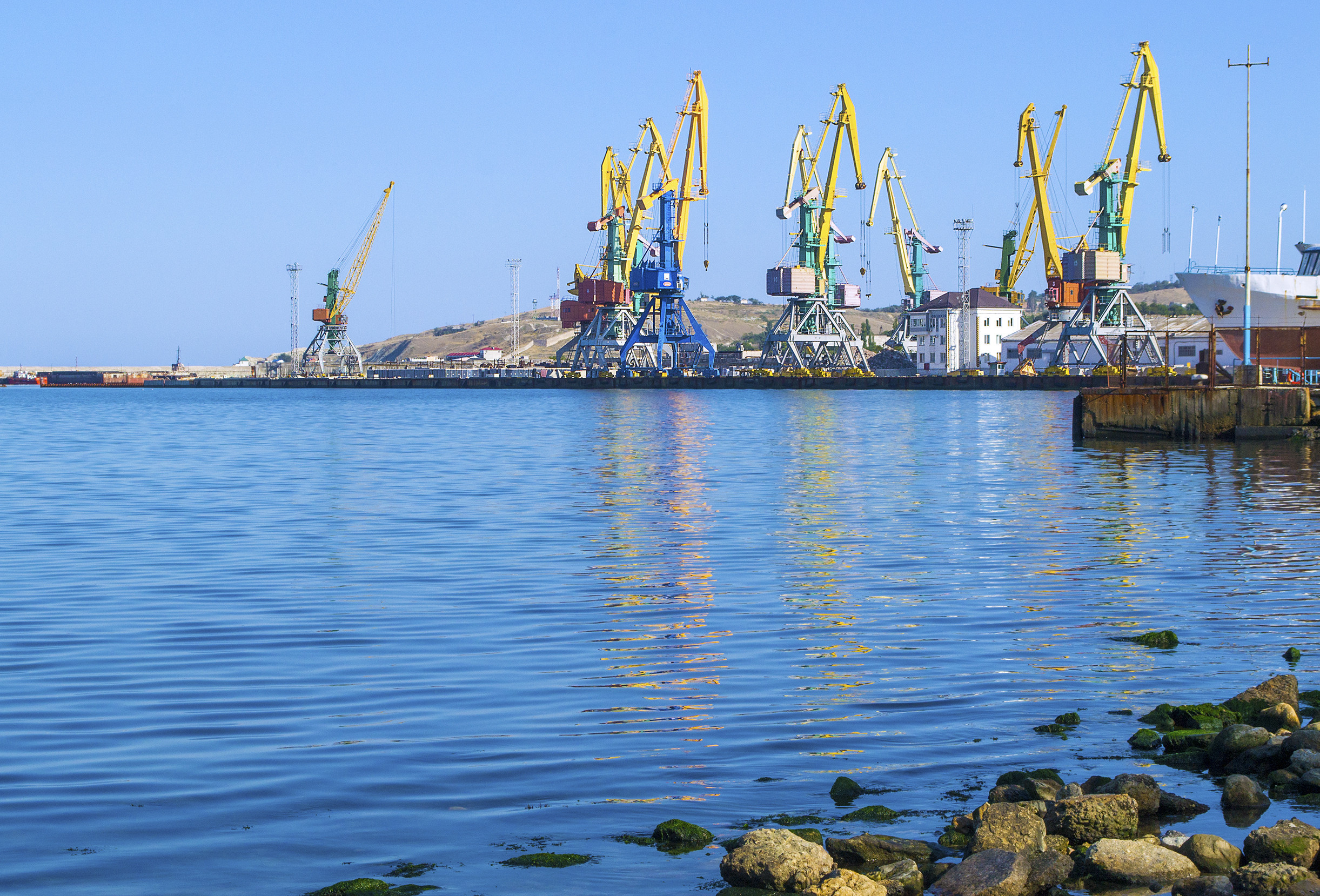 Explozii puternice în portul Feodosia. Rusia afirmă că Ucraina a atacat Crimeea cu 38 de drone