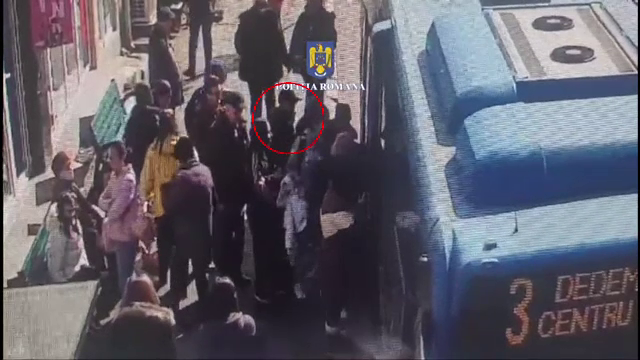 O adolescentă din Buzău a rămas fără telefon când se urca în autobuz. Un individ a fost filmat în timp ce i-l fura