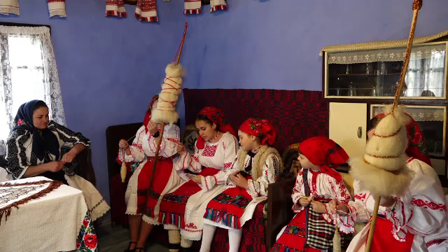 În Maramureș au loc ultimele șezători până în postul Paștelui. Fetele, spionate de băieții deghizați în neveste