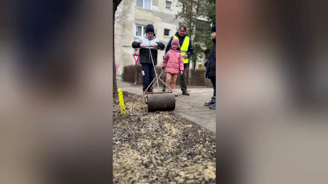 Lecție de simț civic de la câțiva copii din Bacău. Cum vor să înfrumusețeze trotuarul din fața blocului