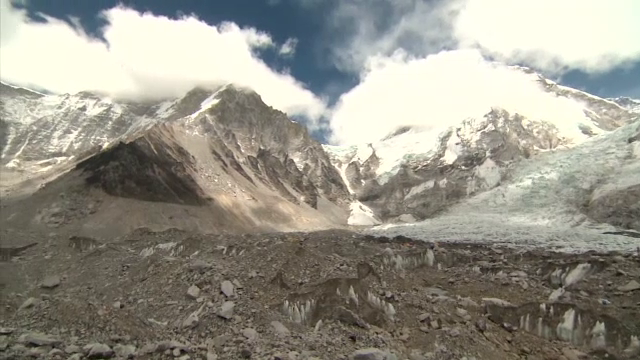 Nepalul le impune tuturor alpiniștilor care vor să urce pe Everest să folosească cipuri de localizare