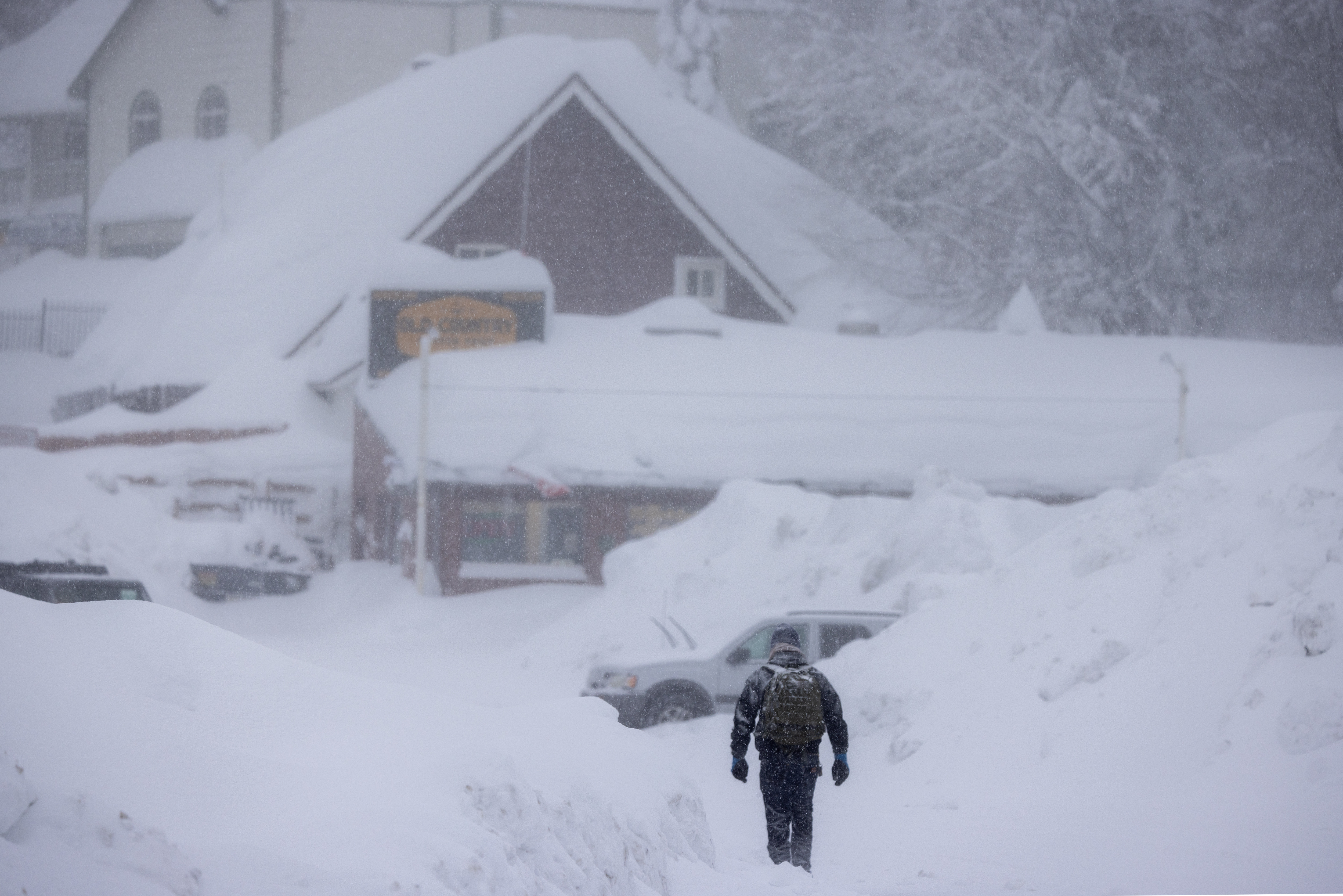 Viscolul a măturat California şi Nevada. Au fost înregistrate vânturi de 305 km/h