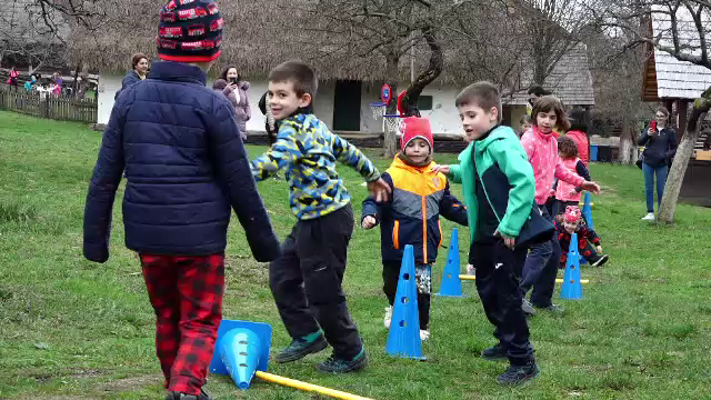 Zeci de copii din Baia Mare au participat la o cursă cu obstacole unde miza nu a fost să ajungă primii