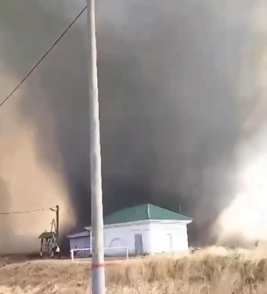 Momentul în care o „tornadă de foc” face ravagii într-o mică localitate din Rusia | VIDEO
