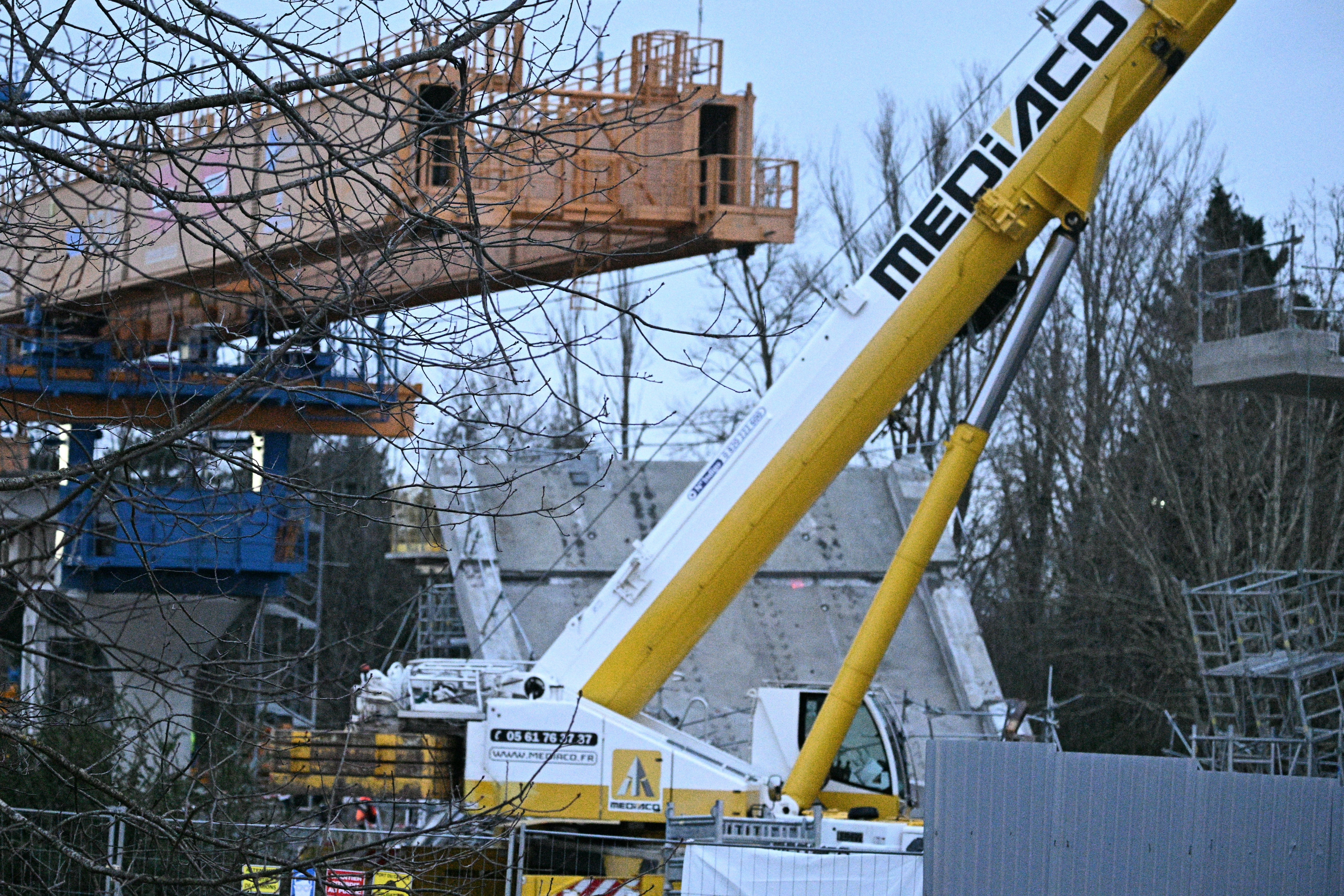 Un mort şi mai mulţi răniţi după ce o punte s-a prăbuşit pe şantierul metroului de la Toulouse