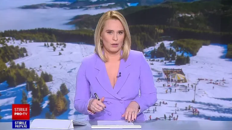 Au ieșit în costum de baie și clăpari în zăpadă. Spectacol neobișnuit pe pârtia din Păltiniș