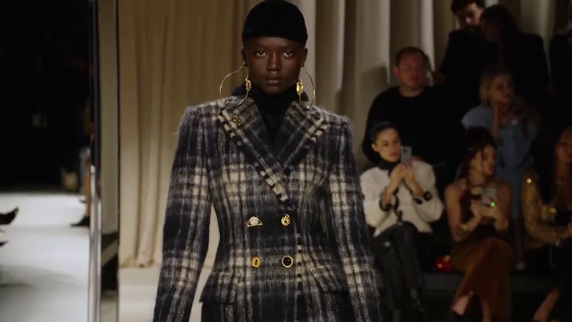 Săptămâna modei din Paris. Designerul casei Schiaparelli a făcut senzație cu noua colecție pentru toamnă-iarnă