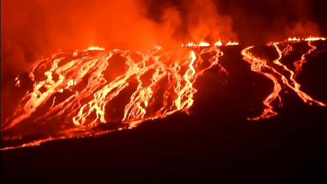 Erupţia unui vulcan din insulele Galapagos, un spectacol nocturn magnific
