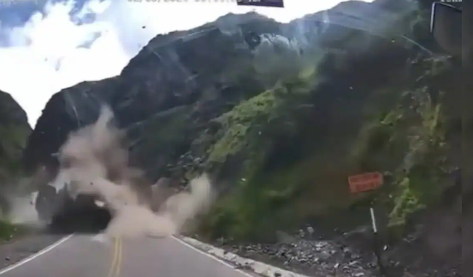 Momentul în care un bolovan uriaș se prăbușește peste un camion. Șoferul a supraviețuit miraculos