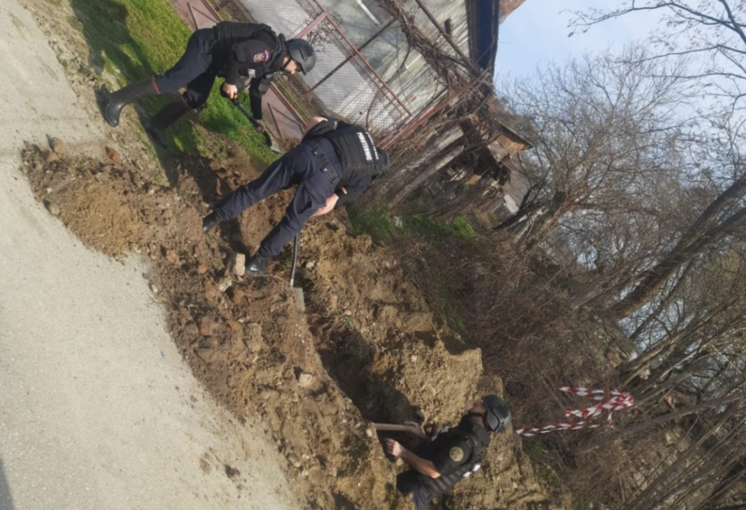 Ce au descoperit mai mulți muncitori din Vâlcea în timp ce săpau un şanţ. 12 persoane au fost evacuate din locuințe