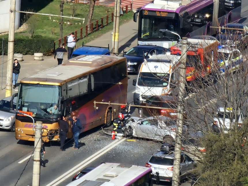 Accident între un autobuz de şcoală, o autoutilitară şi două autoturisme, în Cluj. Două persoane au ajuns la spital | FOTO
