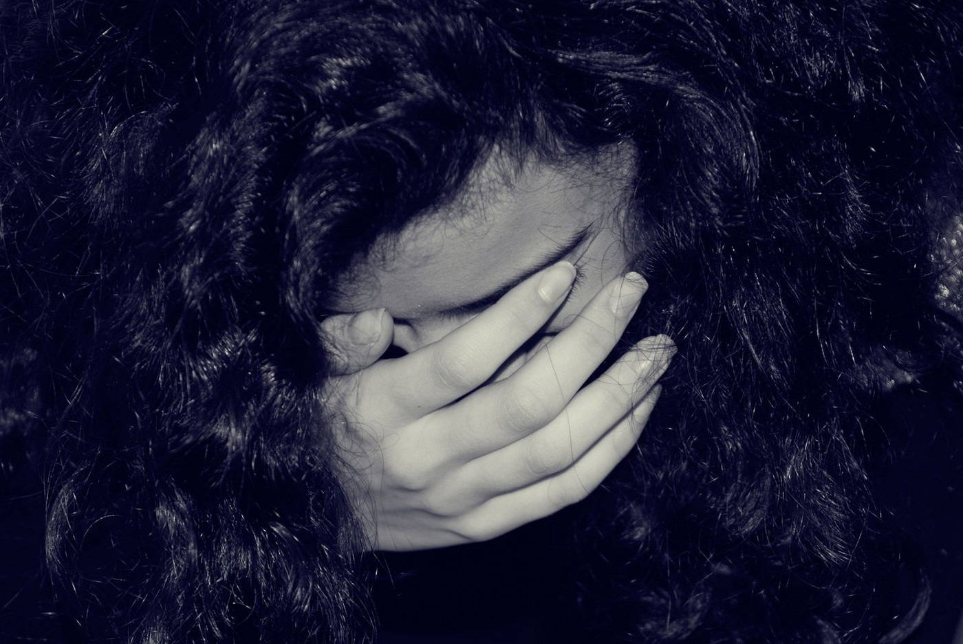 O fată de 13 ani și-a omorât surioara de 7 ani cu o armă albă. Care sunt primele informații