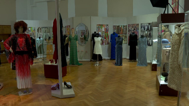 Expoziție pentru nostalgici la Muzeul Județean Buzău. Cum se îmbrăcau și se îngrijeau femeile în perioada comunistă