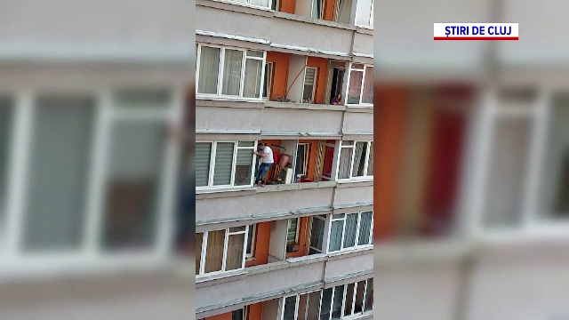 Secene din filmele cu Spiderman. Un bărbat a fost filmat în timp ce sărea de la un balcon la altul, în Cluj