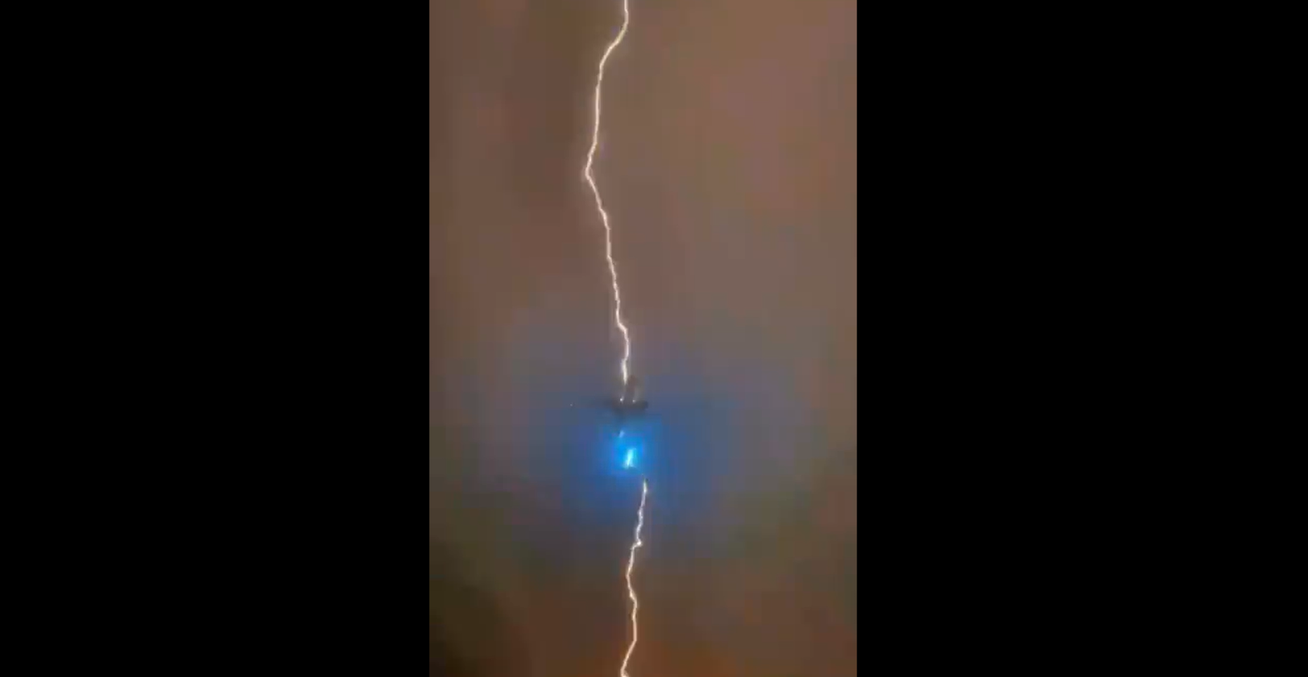 O aeronavă Boeing 777 a fost lovită de fulger imediat după decolare. Momentul, surprins pe filmare | Video