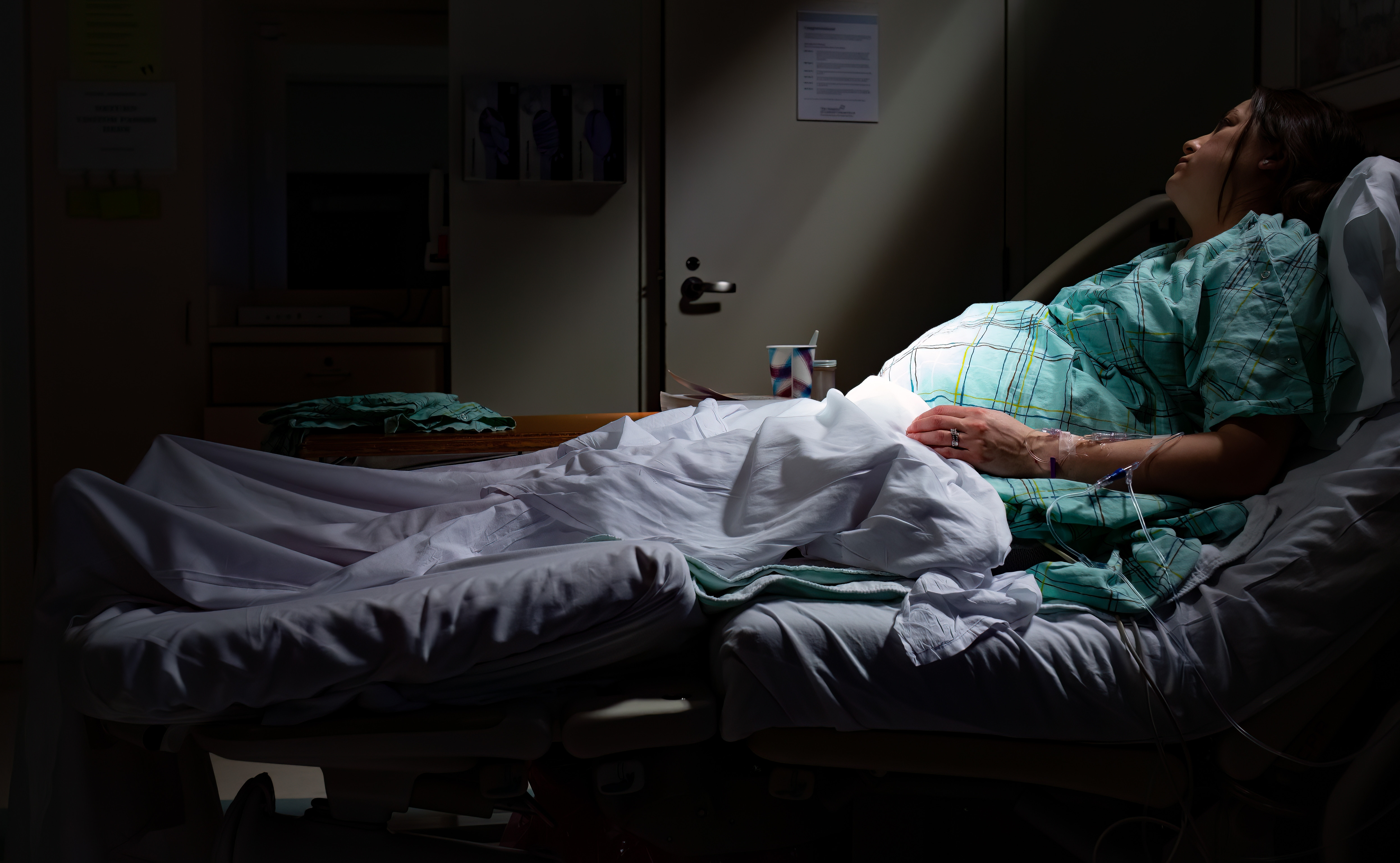 Camerele de urgență din SUA refuză să trateze gravidele. O femeie a pierdut sarcina într-o toaletă. „Sângerează foarte mult”