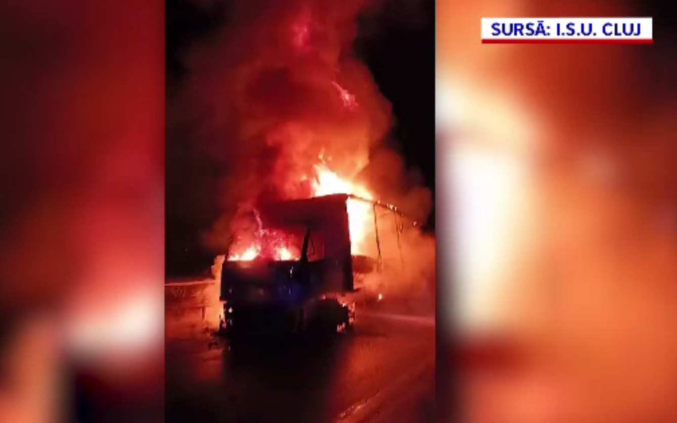 Un șofer de TIR s-a salvat în ultima clipă din autotrenul cuprins de flăcări. A mai rămas doar caroseria