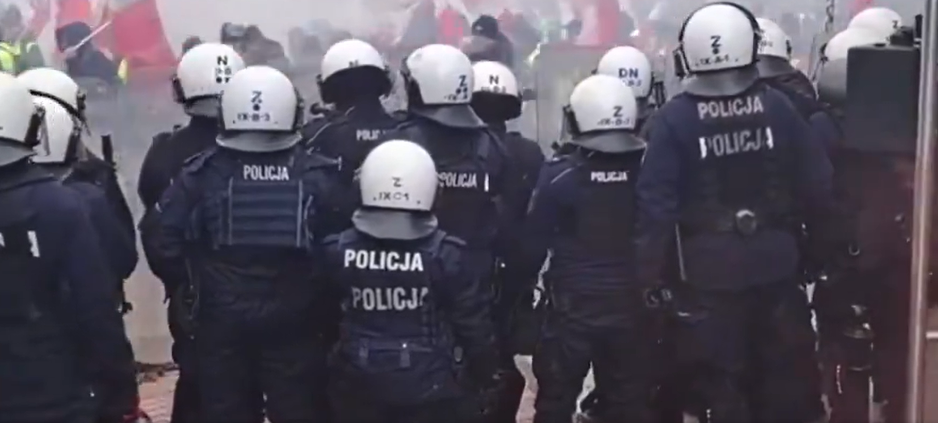 Zeci de mii de fermieri polonezi au avertizat că vor paraliza ţara, după ciocniri violente cu poliţia în faţa Parlamentului