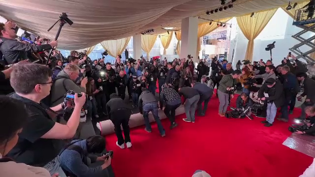 Ultimele pregătiri pentru gala premiilor Oscar. Organizatorii au întins covorul roșu la Dolby Theatre