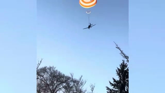Momentul în care un avion se prăbușește într-o pădure din SUA. Impactul devastator, împiedicat de o parașută