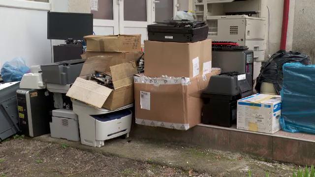 Elevii unei școli din Bistrița au reușit să strângă peste o tonă de electronice, electrocasnice și sticlă pentru reciclare