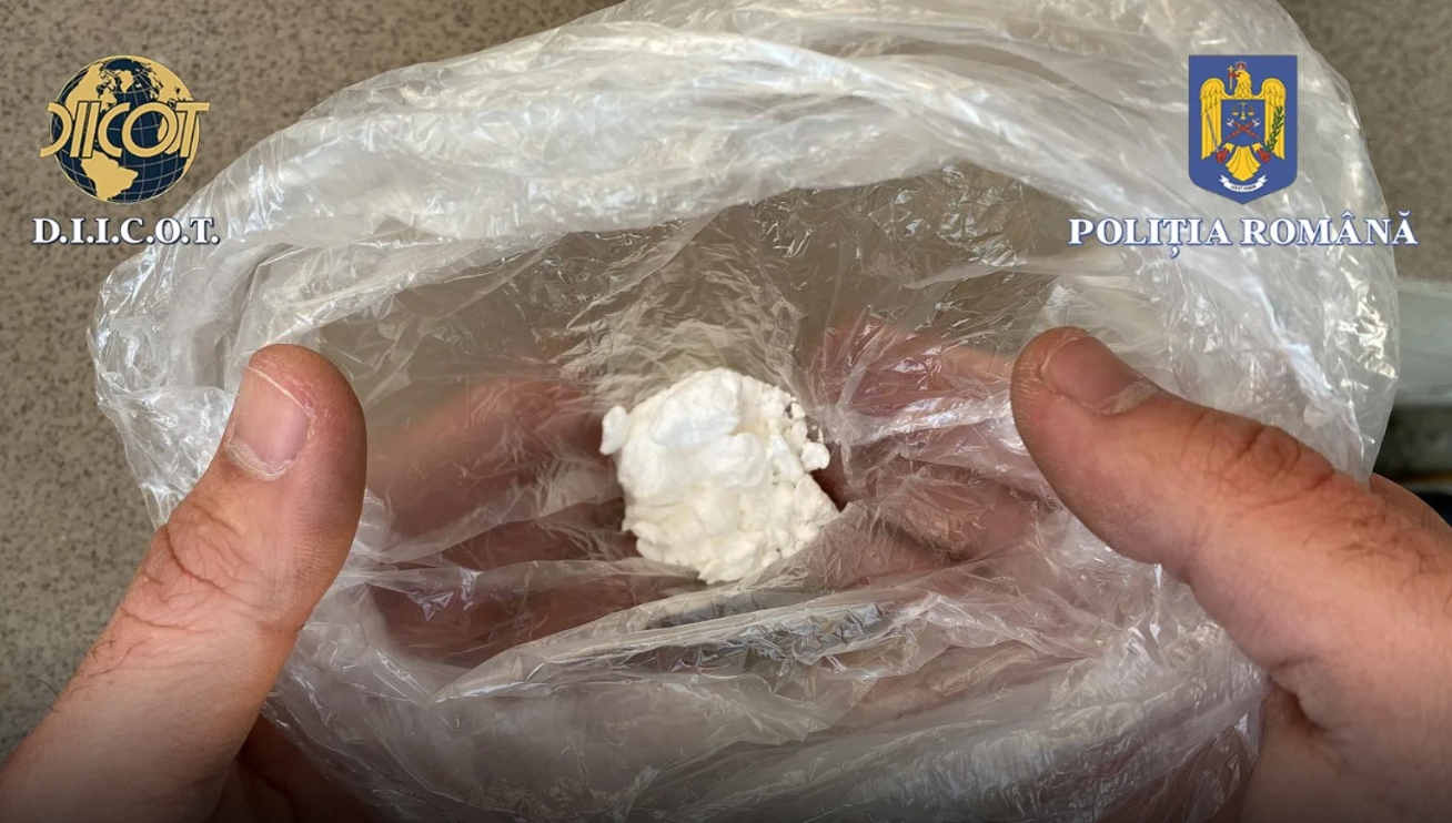 Pedeapsa primită de un polițist și un fost jandarm din Craiova pentru trafic de cocaină. Au fost prinși în flagrant