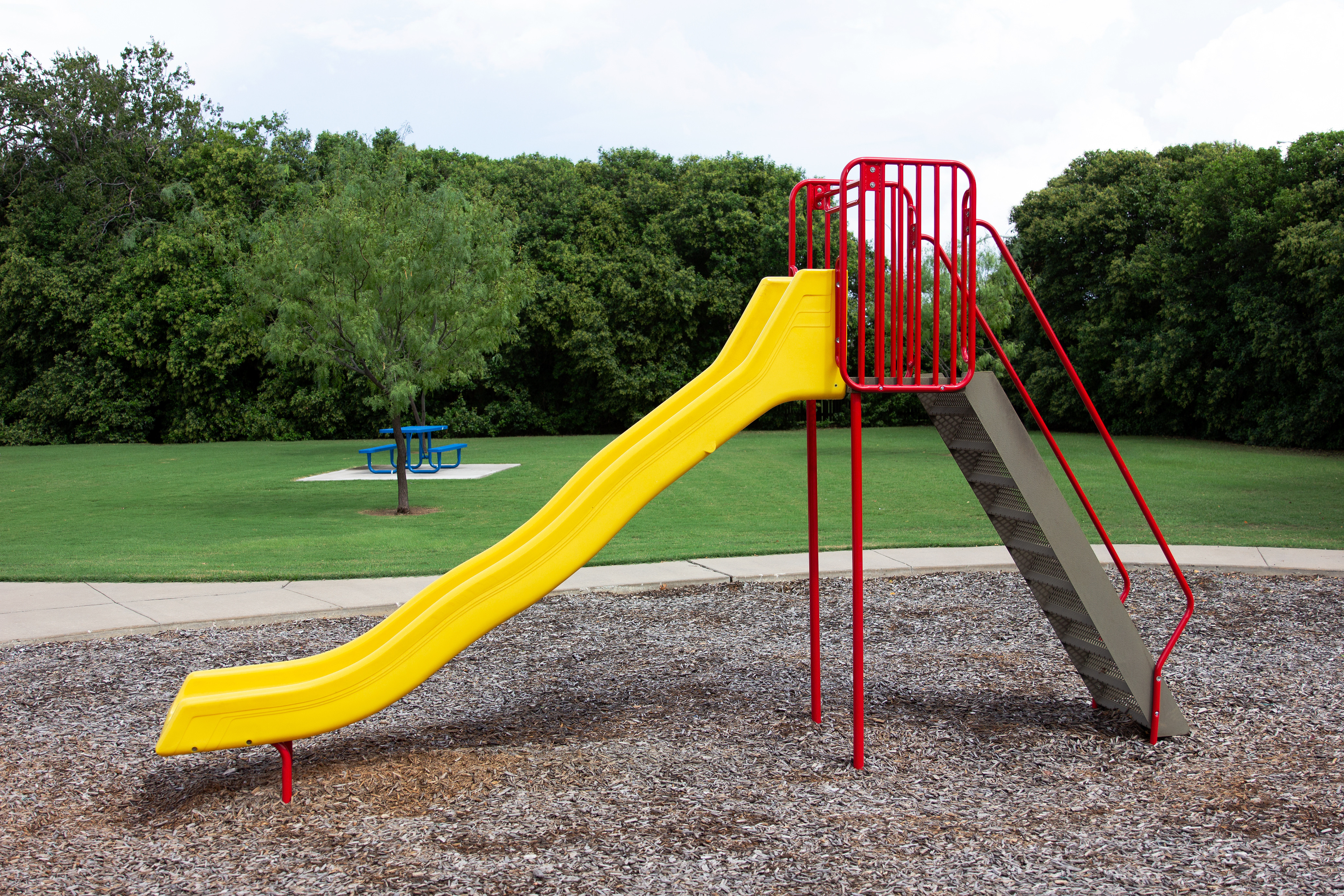 Un băiețel a murit după ce a căzut de pe un tobogan de la locul de joacă al școlii. „Avem inima frântă”