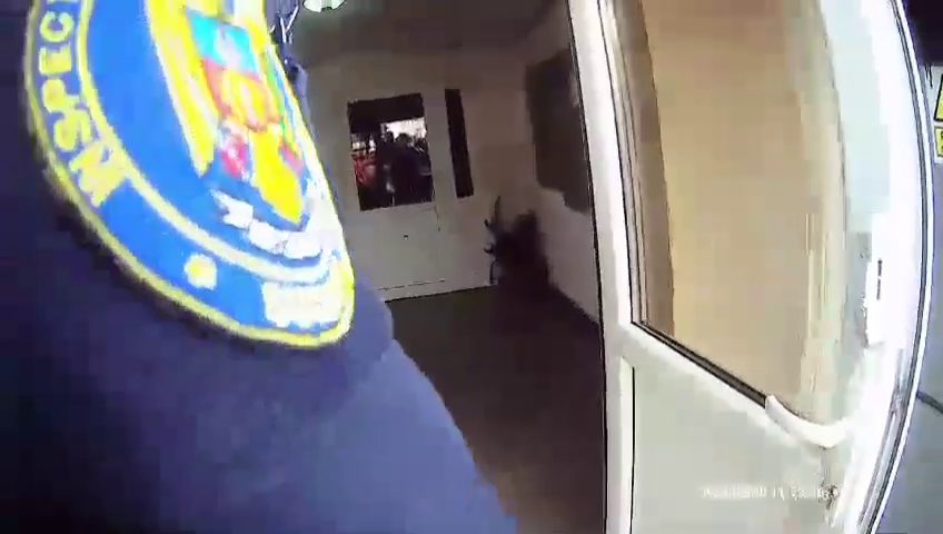 Un sucevean supărat că nu avea Internet a ieșit cu toporul în scara blocului și a tăiat cablurile. Apoi a agresat vecinii