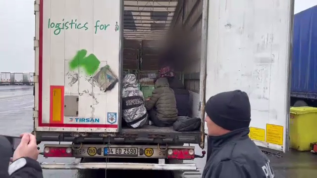 Mai mulți migranți din Pakistan, Afganistan și Siria au fost prinși în această dimineață într-un camion în vamă Nădlac