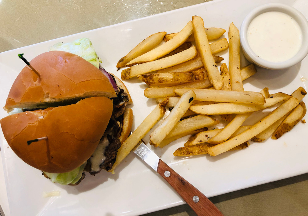 Cât a plătit un client pentru un meniu mic la un celebru fast-food. Furie în mediul online după ce a postat bonul