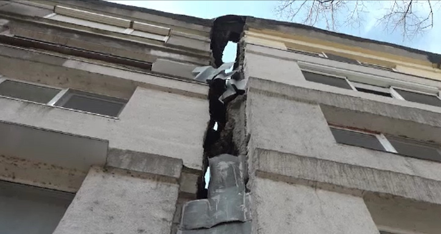 Orașul din România în care multe blocuri au început să se încline. "O să ne ducem la vale cu toții"