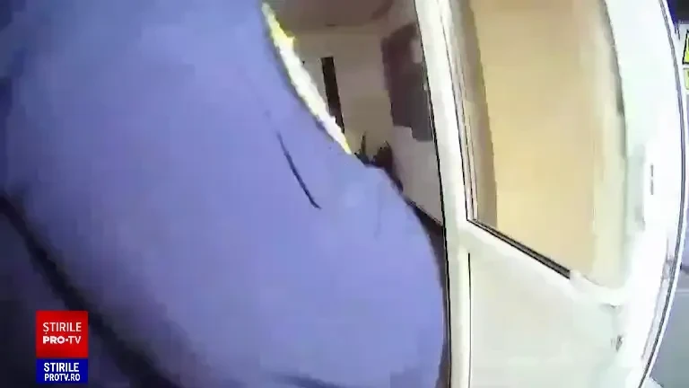 Un sucevean supărat că nu avea Internet a ieșit cu toporul în scara blocului și a tăiat cablurile. Apoi a agresat vecinii