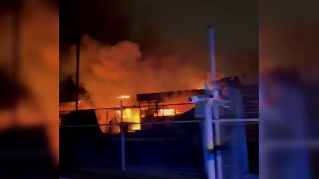 Incendiu la un depozit de lemne din București, aflat lângă o conductă de gaze. „A mai fost unul acum 3-4 zile”