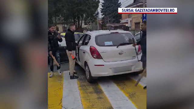 Tânăr atacat cu bâte și topoare de 6 indivizi, în Ploiești. Agresorii i-au blocat în trafic mașina și l-au lovit fără milă