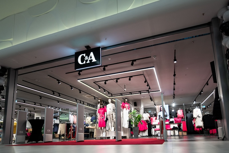 (P) C&A scade prețurile în România